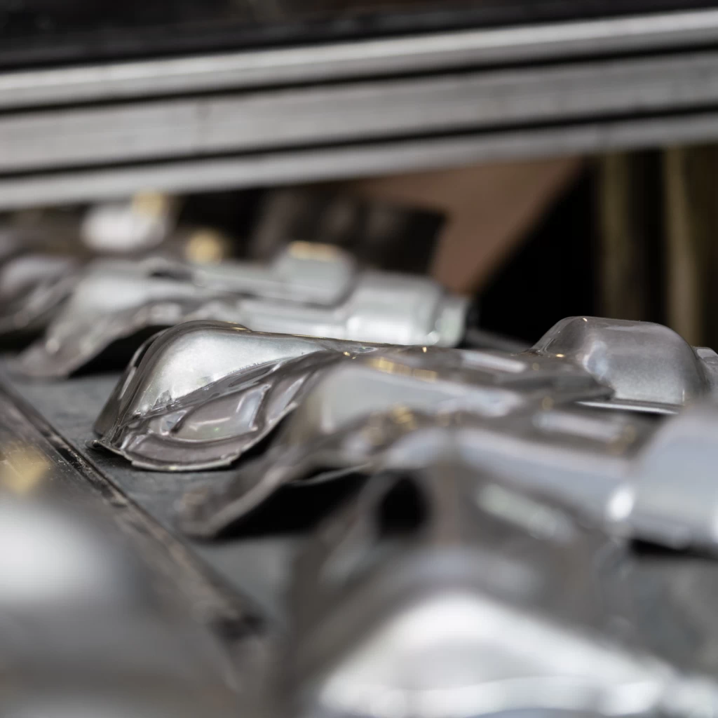 Automobilteile aus Metall auf einer Produktionslinie – J&S Automotive Technology