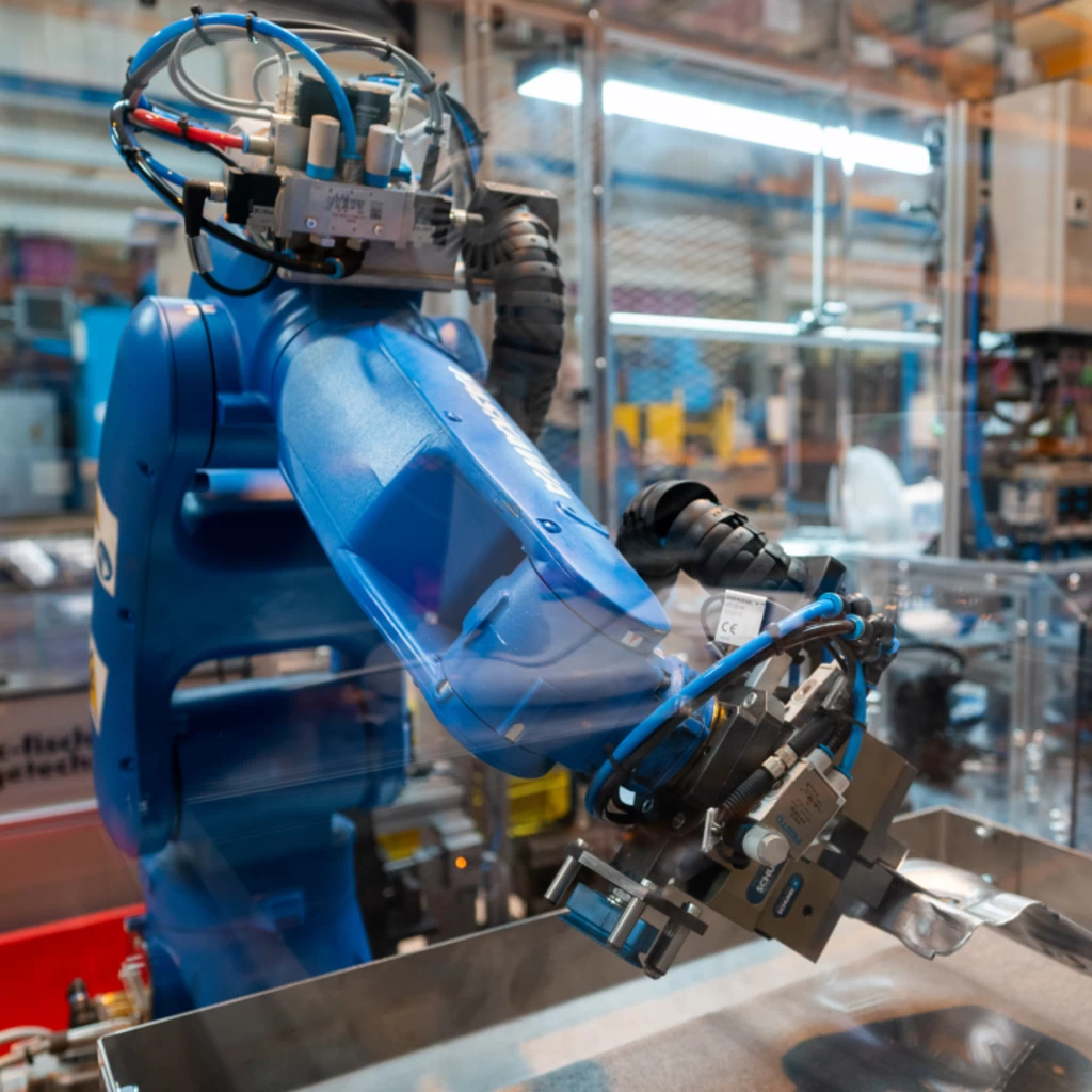 Automatisierte Fertigung mit modernem Industrieroboter für Automobilteile bei J&S Automotive Technology