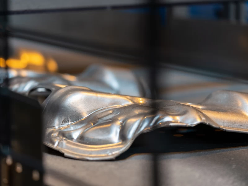 Automobil-Metallteil während des Produktionsprozesses bei J&S Automotive Technology