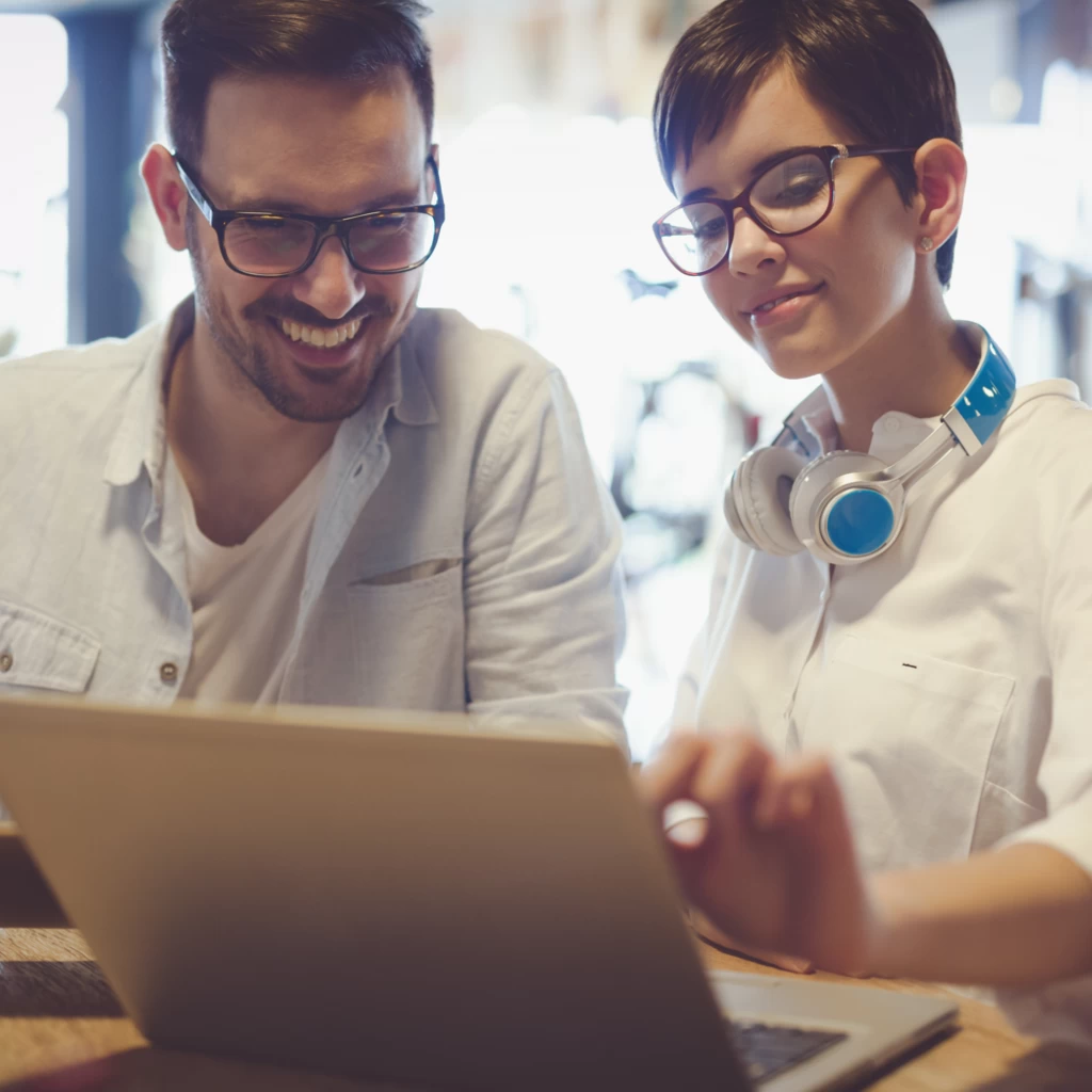 Junges kreatives Team arbeitet gemeinsam am Laptop – J&S Automotive Technology