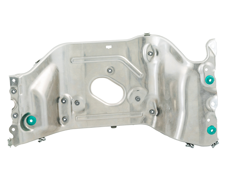 Stanzteil aus silbernem Metall mit Verstärkungen, Befestigungslöchern und grünen Clips – J&S Automotive Technology