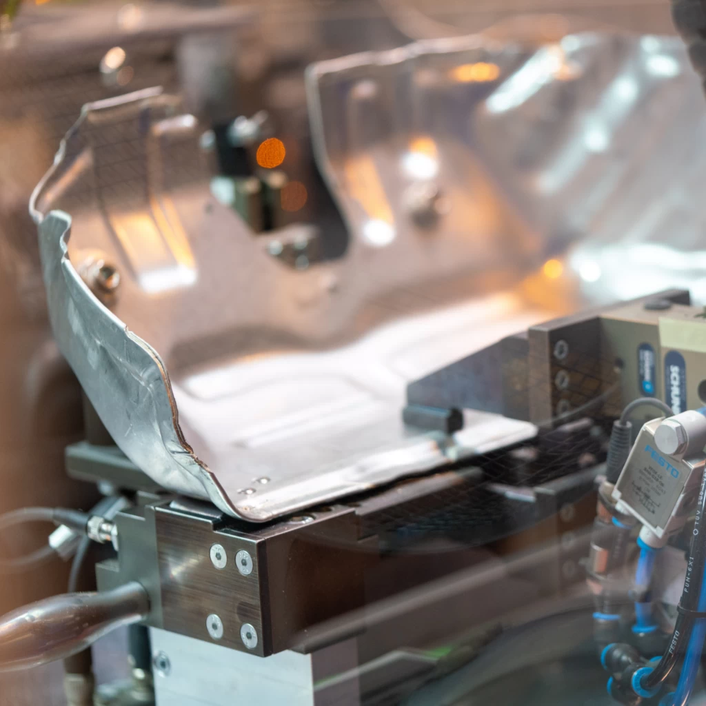 Automobil-Bauteil aus Metall in einer modernen Produktionsmaschine – J&S Automotive Technology