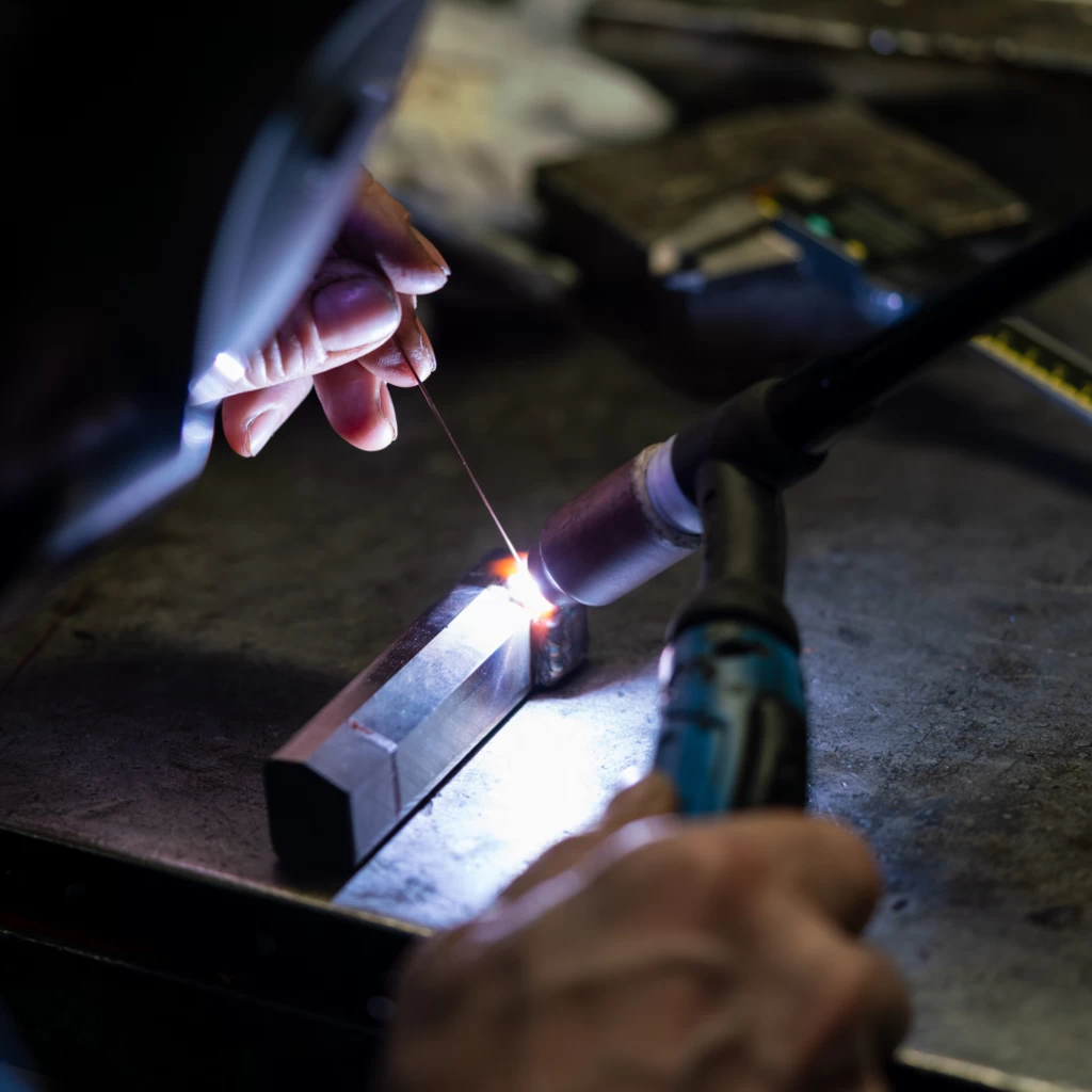 Präzises Schweißen eines Metallbauteils in der Fertigung – J&S Automotive Technology