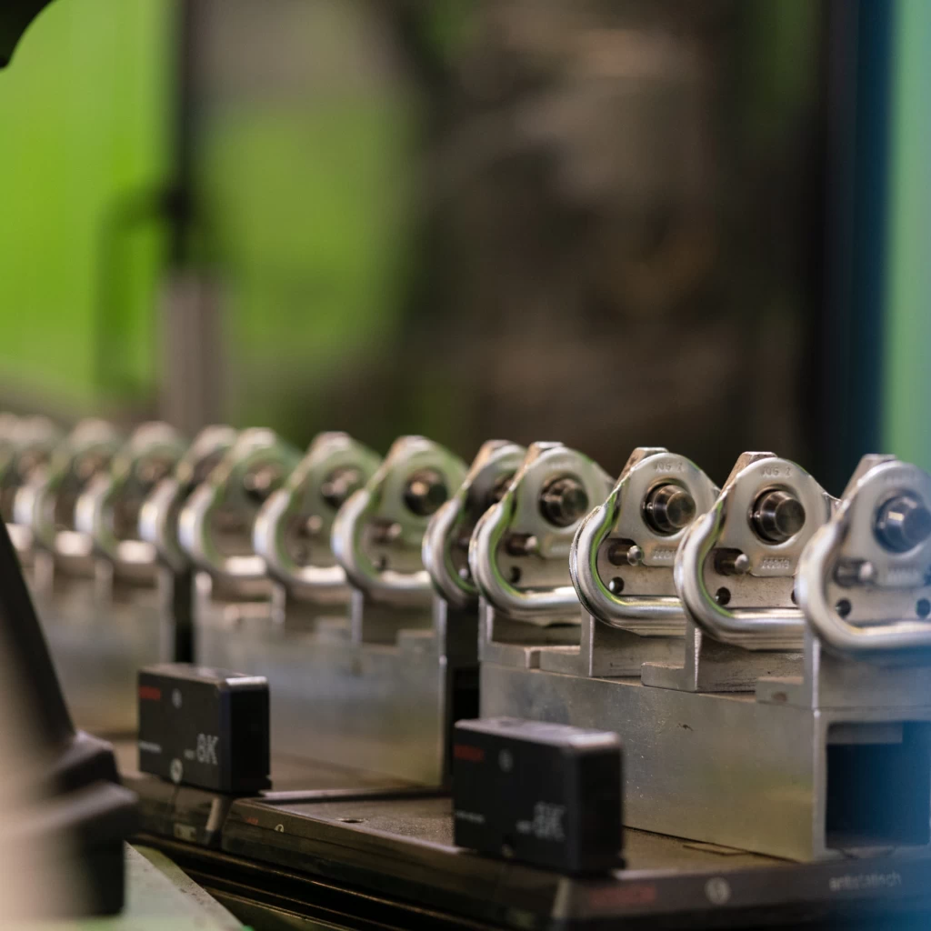 Automobil-Metallteile in Serienfertigung in moderner Produktionslinie – J&S Automotive Technology