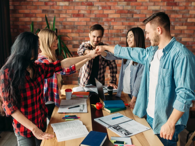 Team von jungen kreativen Mitarbeitern arbeitet zusammen und stärkt den Teamgeist im Büro – J&S Automotive Technology